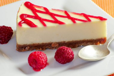 Tabakta bir dilim ahududulu cheesecake 