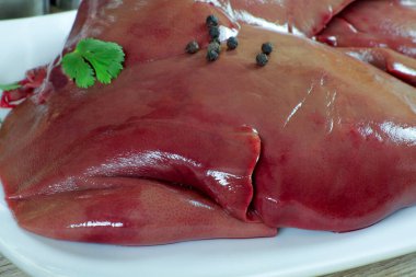 Tabakta çiğ sığır ciğeri