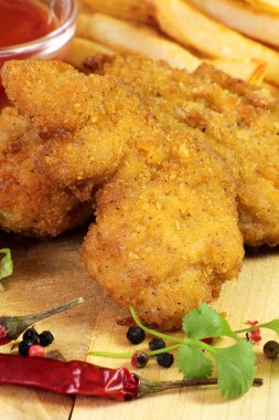 kızarmış tavuk parçaları, patates kızartması ve ketçap sosu.