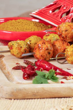 Baharatlı tavuk şişleri.