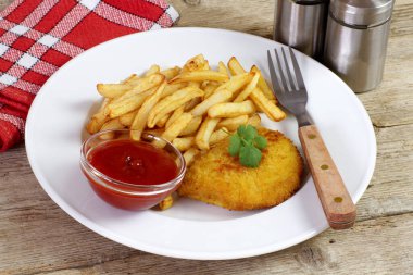 Cordon bleu ve patates kızartması tabakta.
