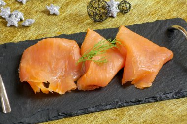 Tabakta tütsülenmiş somon dilimleri