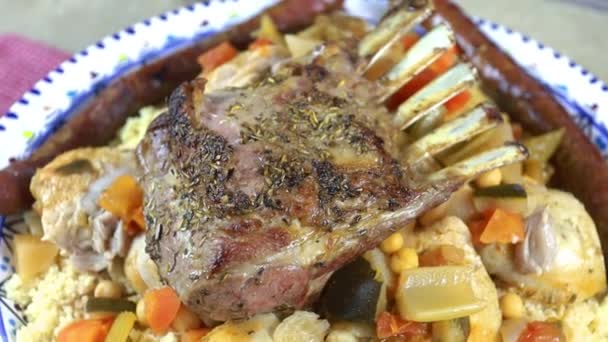 Couscous Hidangan Dengan Ayam Merguez Dan Daging Domba — Stok Video
