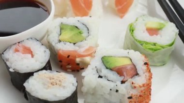 Birkaç tabak suşi ve maki.