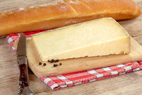 Rebanadas Queso Cantal Baguette Sobre Mesa — Foto de Stock