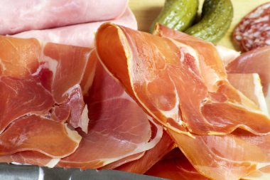 Kesme tahtasında çeşitli et parçaları var.