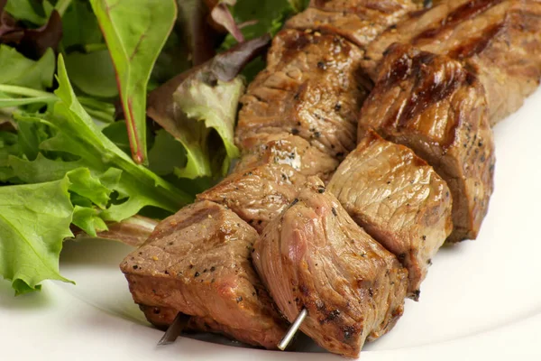 Espetos Carne Grelhada Salada Uma Chapa — Fotografia de Stock