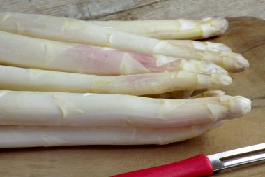 bir masada çiğ beyaz kuşkonmaz 