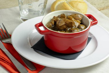 Tabakta pişmiş biftek güveci.