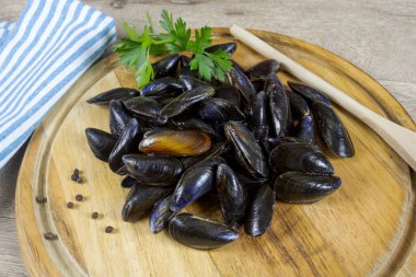 Kesme tahtasındaki çiğ midye yığını