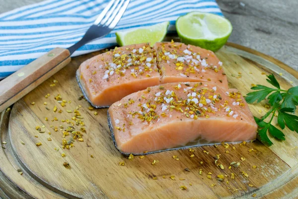 Pedaços Salmão Cru Com Especiarias Uma Tábua Corte — Fotografia de Stock