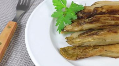 Bir tabakta birkaç haşlanmış hindiba.