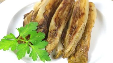 Bir tabakta birkaç haşlanmış hindiba.