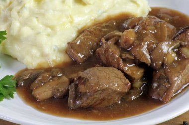 Mantar soslu pişirilmiş biftek ve patates püresi.
