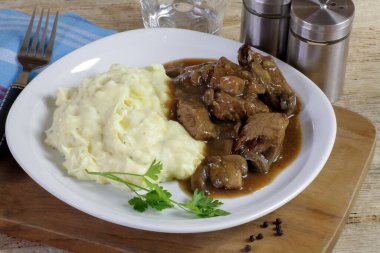 Mantar soslu pişirilmiş biftek ve patates püresi.