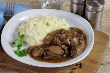 Mantar soslu pişirilmiş biftek ve patates püresi.