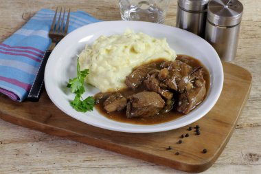 Mantar soslu pişirilmiş biftek ve patates püresi.