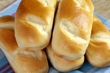 Tahta bir masadaki bir yığın süt ekmeği.