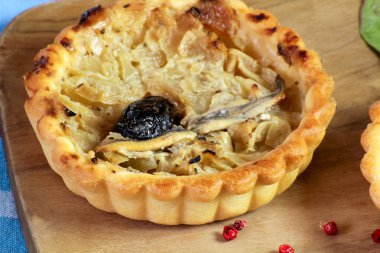 Bir masaya işeyen turta.