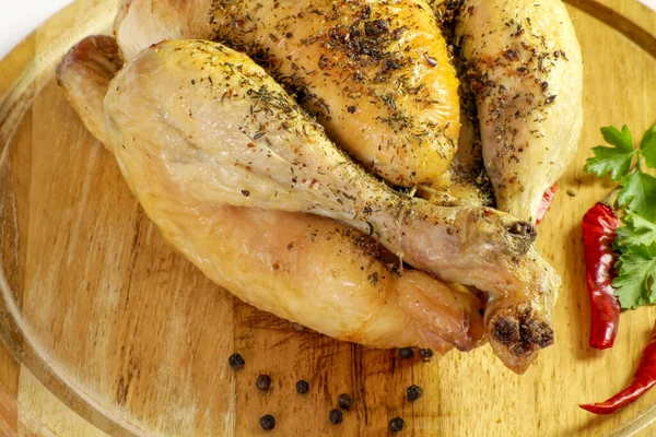 Ayam Panggang Atas Papan Potong — Stok Foto