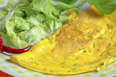 Sebzeli omlet ve salata.