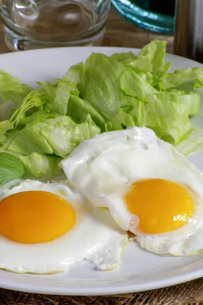 Piatto Uova Fritte Insalata Verde — Foto Stock