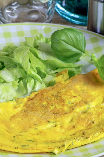 Omelette Mit Kräutern Und Salat Teller — Stockfoto