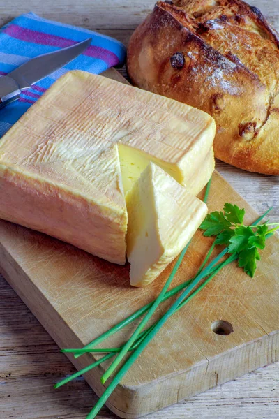 Queijo Maroilles Norte França Numa Tábua Corte — Fotografia de Stock