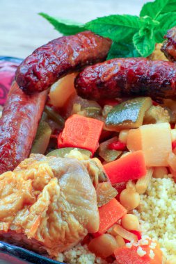 Sebzeli ızgara merguez ve beyaz arka planda kuskus manzarası