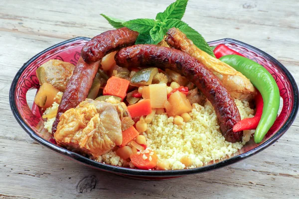 Sebzeli ızgara merguez ve beyaz arka planda kuskus manzarası