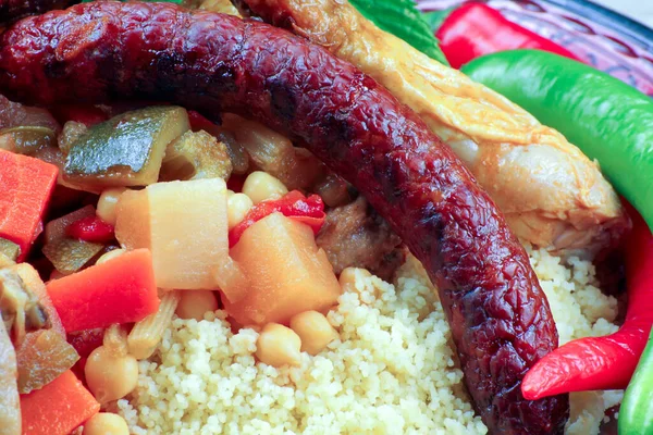 Zicht Gegrilde Merguez Met Groenten Couscous Witte Achtergrond — Stockfoto