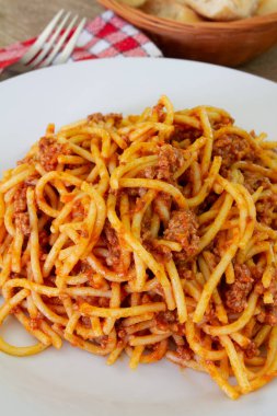 Beyaz tabakta domates soslu spagetti..