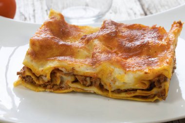 Beyaz tabakta lazanya..