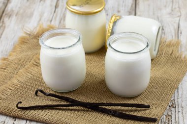 Peçetedeki cam kavanozlarda yoğurt..