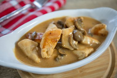 Tavuk parçaları ve mantar sosu.