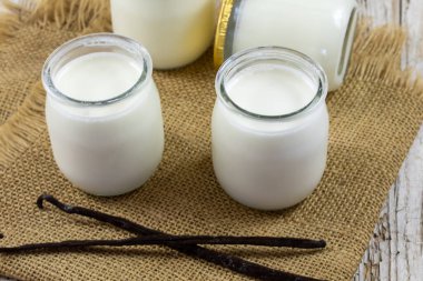 Peçetedeki cam kavanozlarda yoğurt..