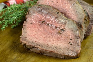 Tahtada biberiye ve biberli dilimlenmiş biftek.