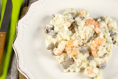 Beyaz tabakta karides ve mantarlı risotto..