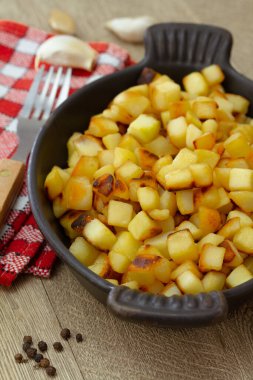 Siyah bir güveçte kıtır kıtır patates..