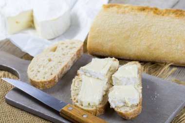 Ciabatta ve Camembert peyniri..