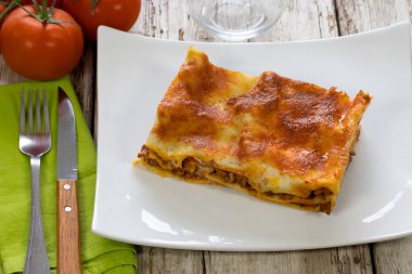 Beyaz tabakta lazanya..