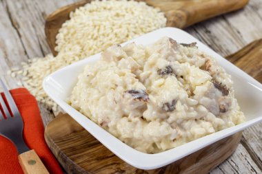Tavuklu risotto tabağı ve beyaz tabakta morel..