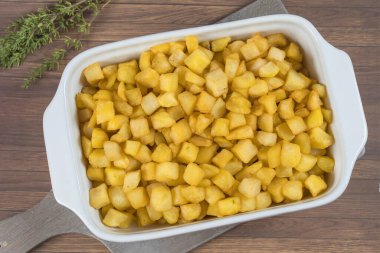 Beyaz bir güveçte kızarmış patates..