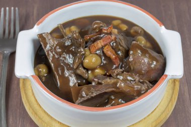 Güveçte biftek Bourguignon..