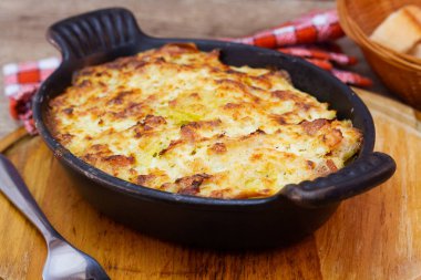 Siyah bir güveç tabağında sırıtın..