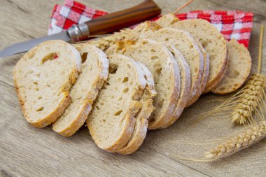 Ahşap zeminde dilimlenmiş beyaz ekmek.