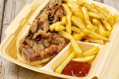 Sandviç kebabı ve patates kızartması..