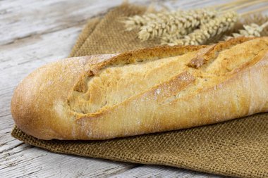 Tahta masada taze ekmek.