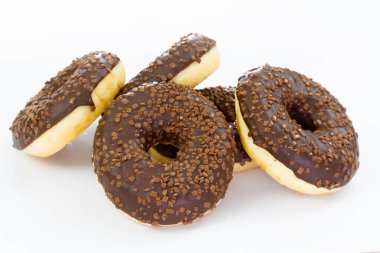 Beyaz arka planda izole edilmiş lezzetli çikolatalı çöreklere yakın çekim