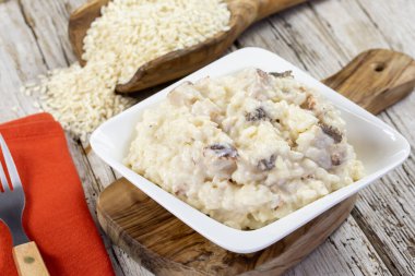 Tavuklu risotto ve beyaz kase içinde morel..